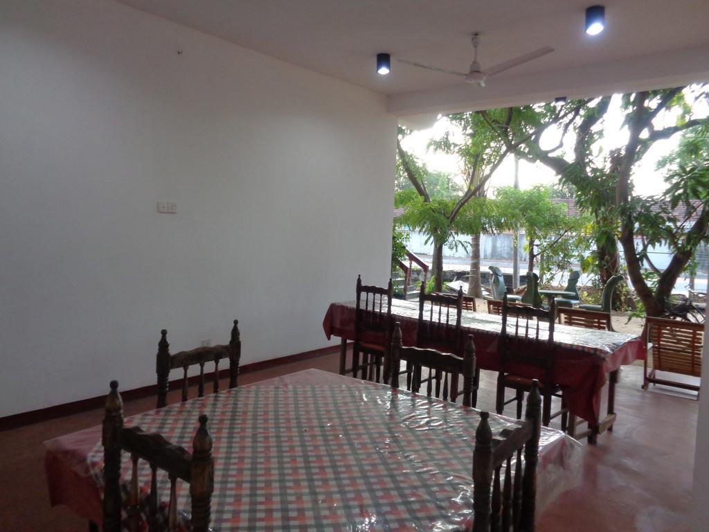 Jayaru Guest House Polonnâruvâ Extérieur photo