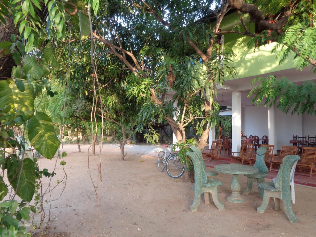 Jayaru Guest House Polonnâruvâ Extérieur photo
