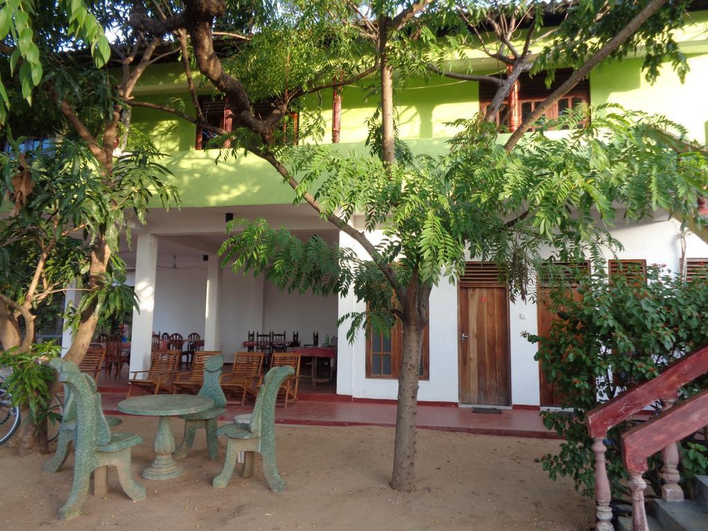 Jayaru Guest House Polonnâruvâ Extérieur photo