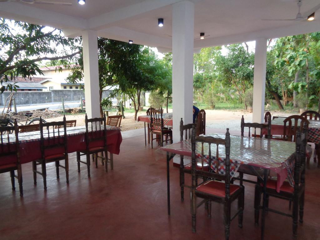 Jayaru Guest House Polonnâruvâ Extérieur photo