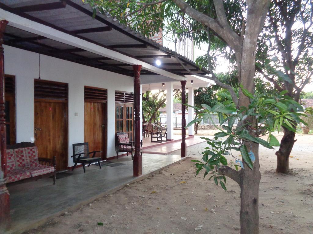 Jayaru Guest House Polonnâruvâ Extérieur photo