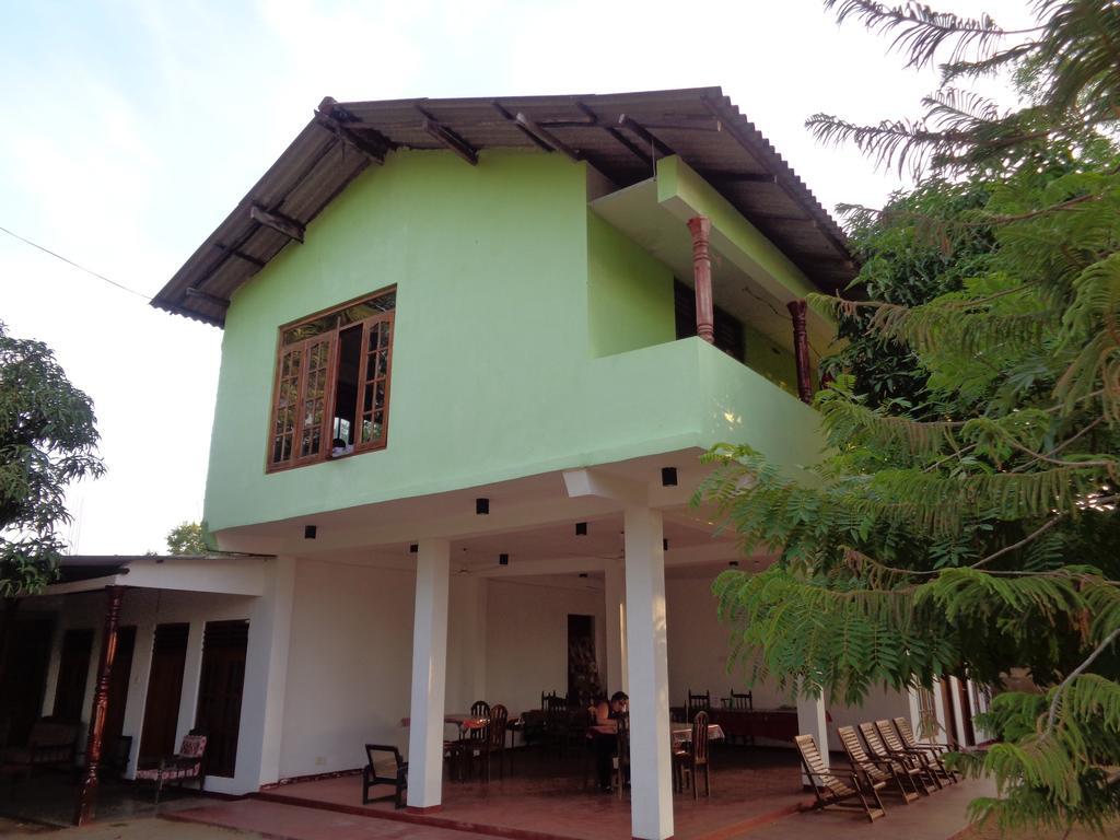 Jayaru Guest House Polonnâruvâ Extérieur photo