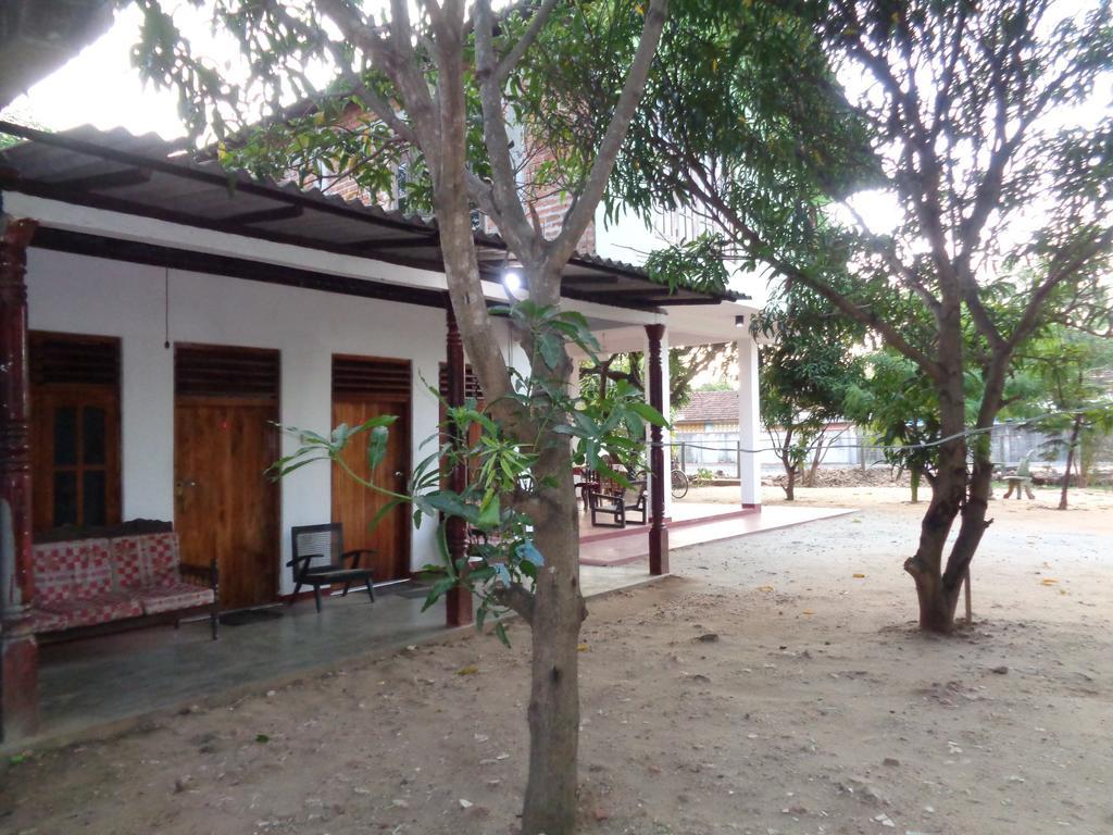 Jayaru Guest House Polonnâruvâ Extérieur photo