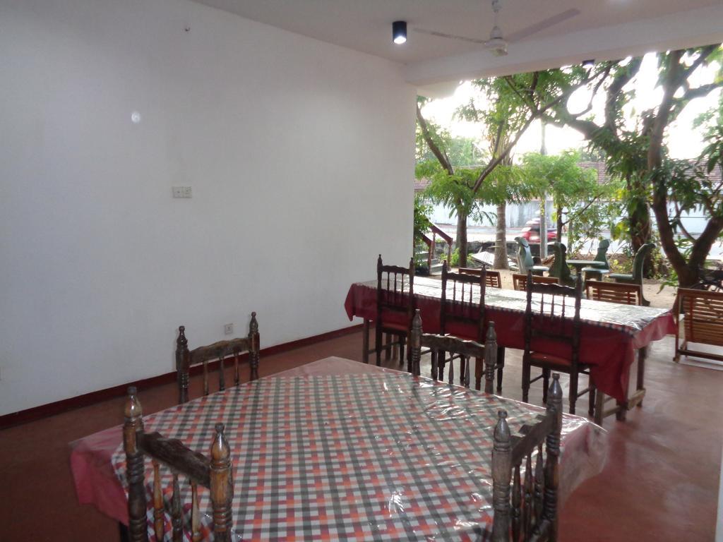 Jayaru Guest House Polonnâruvâ Extérieur photo