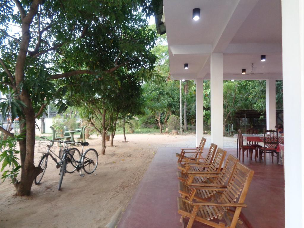 Jayaru Guest House Polonnâruvâ Extérieur photo